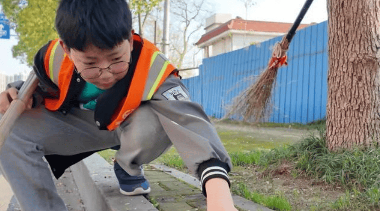 14岁少年凌晨和环卫妈妈一起扫大街，少年：劳动是光荣的，不丢人！