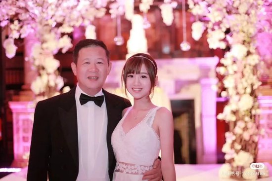 小说照进现实！特步公主与七匹狼公子举行婚礼：“校服是你，婚纱也是你”！95后“二代”们开始接班？