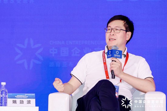 谷歌前CEO称中国AI落后美国十年，姚劲波：他知道是直播，就是要向中国讲出来