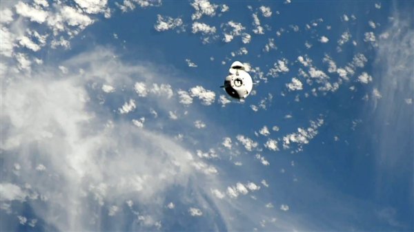 SpaceX龙飞船到达国际空间站：明年2月接回两名滞留宇航员  第1张