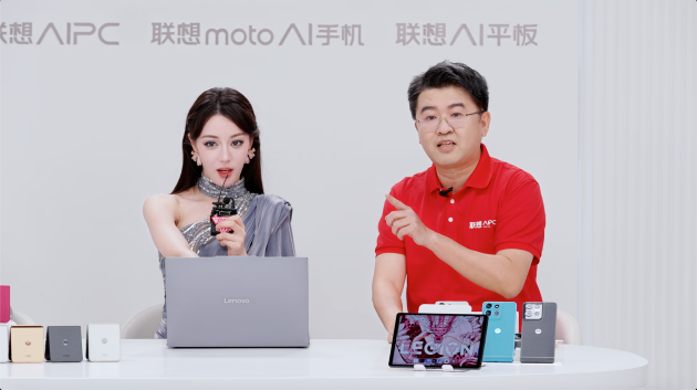 热巴空降直播间 联想moto razr 50白色恋人、联想moto g75等AI新品亮相  第1张